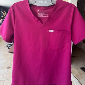 FIGS Women’s Catarina Scrub Top Medium in
Dark Magenta